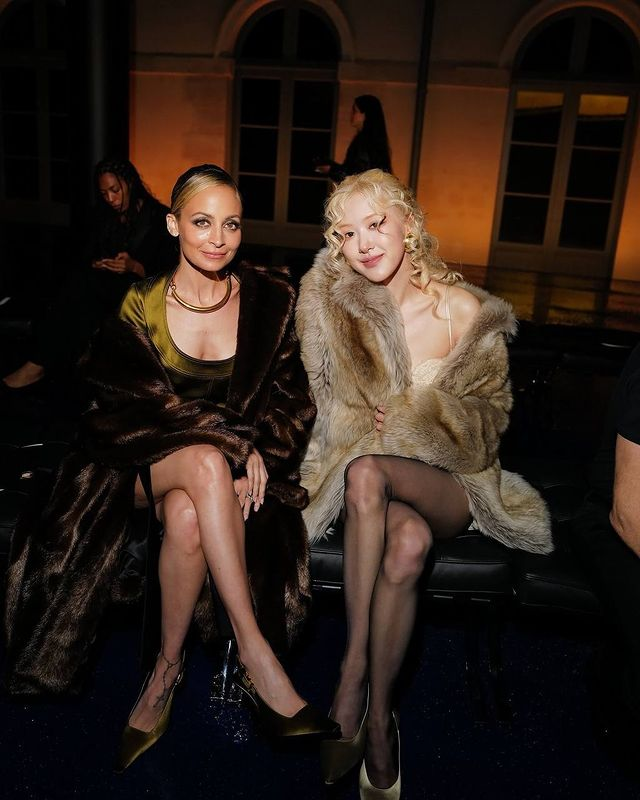 bp886_blink1157's tweet photo. Rosé and actress Nicole Richie pose at the YSLSS25 show💟#ROSE #YSL #YSLSS25 #ROSExYSL #ROSExYSLSS25 #Paris2024 #ParisFashionWeek #ParisFashionWeek2024 https://t.co/LyHWvFFw4N