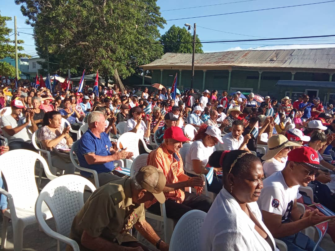 FernandezBuch's tweet photo. Holguín realiza Acto Provincial de los #CDRCuba, en el municipio de Urbano Noris. Alegría y compromiso vividos en la mañana de hoy. Felicidades cederistas!!!
#MiBarrioEn64
#HolguinSi https://t.co/Ltvzvfl5E8