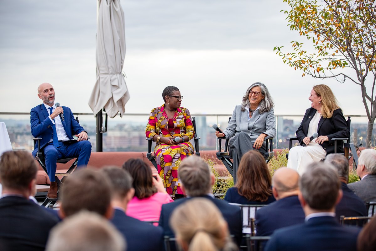 It was my pleasure to moderate a panel on urban planning this #ClimateWeekNYC with the new Executive Director of @UNHabitat <a href="/AnacludiaRossb1/">Anacláudia Rossbach</a>, C40 Co-Chair <a href="/yakisawyerr/">Yvonne Aki-Sawyerr OBE</a>, and Managing Director of <a href="/giz_gmbh/">GIZ</a> Ingrid Hoven.

I look forward to working with <a href="/AnacludiaRossb1/">Anacláudia Rossbach</a> in her new