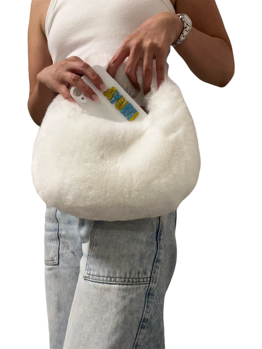 .
これからの季節にピッタリな
ファーアイテムに合わせても
かわいすぎ❤️‍🔥❤️‍🔥

プロフィール欄から公式サイトに
アクセスできます❤︎

#chérie#シェリー#高級ストーン#キラキラ#特別#オーダーメイド#世界に一つ#オリジナル#スマホケース#iPhoneケース#大人女子#ママコーデ
cherie917.shop