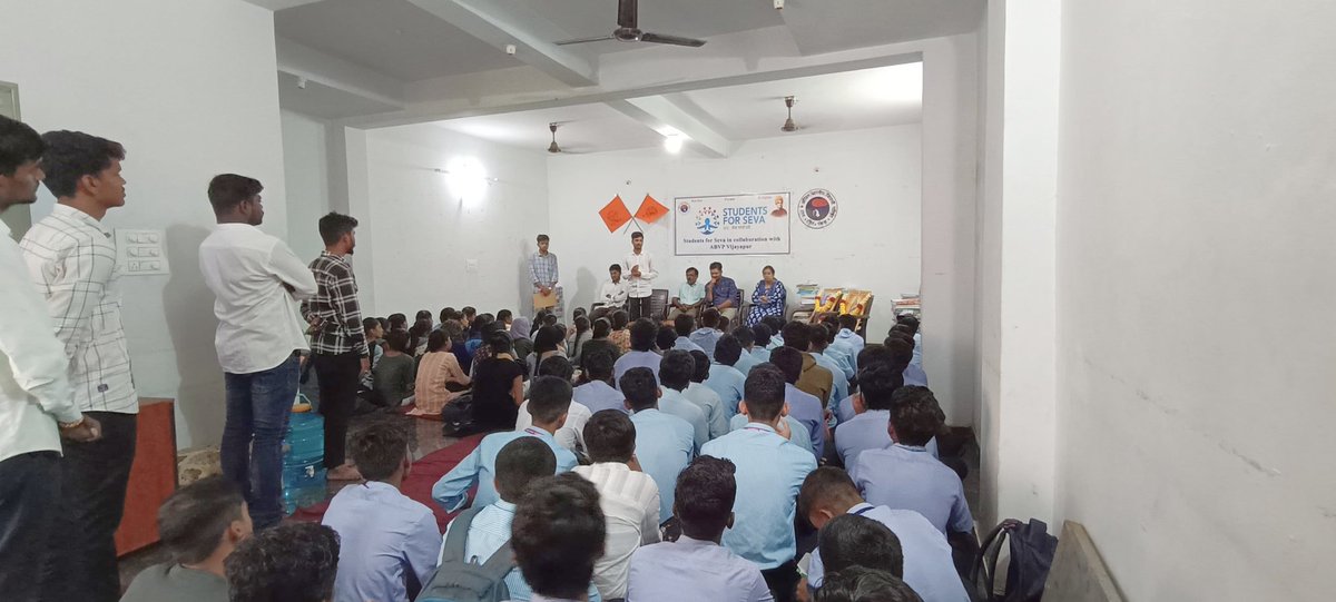 ABVPNorthKA's tweet photo. ಅಖಿಲ ಭಾರತೀಯ ವಿದ್ಯಾರ್ಥಿ ಪರಿಷತ್ ವಿಜಯಪುರ ವತಿಯಿಂದ ದ್ವಿತೀಯ ಪಿ ಯು ಸಿ ವಿಜ್ಞಾನ ವಿದ್ಯಾರ್ಥಿಗಳಿಗೆ ಸಿಇಟಿ ಪುಸ್ತಕಗಳನ್ನು ವಿತರಣೆ ಮಾಡಲಾಯಿತು.
ಈ ಸಂದರ್ಭದಲ್ಲಿ ಎಬಿವಿಪಿಯ ಕರ್ನಾಟಕ ರಾಜ್ಯ ಕಾರ್ಯದರ್ಶಿ ಸಚಿನ ಕುಳಗೇರಿ ಹಾಗೂ ವಿವಿಧ ಕಾಲೇಜುಗಳ ವಿಧ್ಯಾರ್ಥಿಗಳು ಭಾಗವಹಿಸಿದ್ದರು.
#Studentforseva #ABVPForStudents https://t.co/t1etfvxdhg