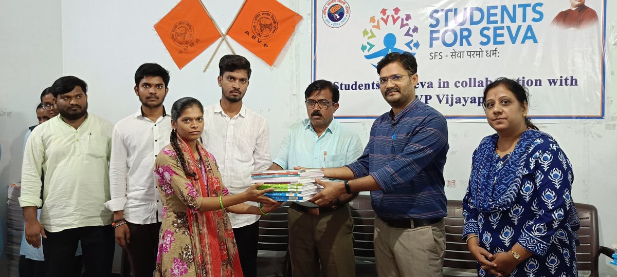 ABVPNorthKA's tweet photo. ಅಖಿಲ ಭಾರತೀಯ ವಿದ್ಯಾರ್ಥಿ ಪರಿಷತ್ ವಿಜಯಪುರ ವತಿಯಿಂದ ದ್ವಿತೀಯ ಪಿ ಯು ಸಿ ವಿಜ್ಞಾನ ವಿದ್ಯಾರ್ಥಿಗಳಿಗೆ ಸಿಇಟಿ ಪುಸ್ತಕಗಳನ್ನು ವಿತರಣೆ ಮಾಡಲಾಯಿತು.
ಈ ಸಂದರ್ಭದಲ್ಲಿ ಎಬಿವಿಪಿಯ ಕರ್ನಾಟಕ ರಾಜ್ಯ ಕಾರ್ಯದರ್ಶಿ ಸಚಿನ ಕುಳಗೇರಿ ಹಾಗೂ ವಿವಿಧ ಕಾಲೇಜುಗಳ ವಿಧ್ಯಾರ್ಥಿಗಳು ಭಾಗವಹಿಸಿದ್ದರು.
#Studentforseva #ABVPForStudents https://t.co/t1etfvxdhg