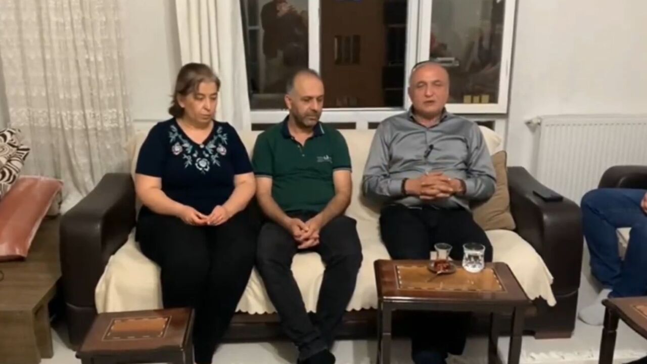 BirGün Gazetesi on X: "CHP'li Melih Meriç, Bosna Hersek'te rehin alınan Türk gencinin ailesiyle bir araya geldi: Aynı çete 15 kişiyi daha kaçırmış https://t.co/X2whjW992l https://t.co/5uNvNUMn5l" / X