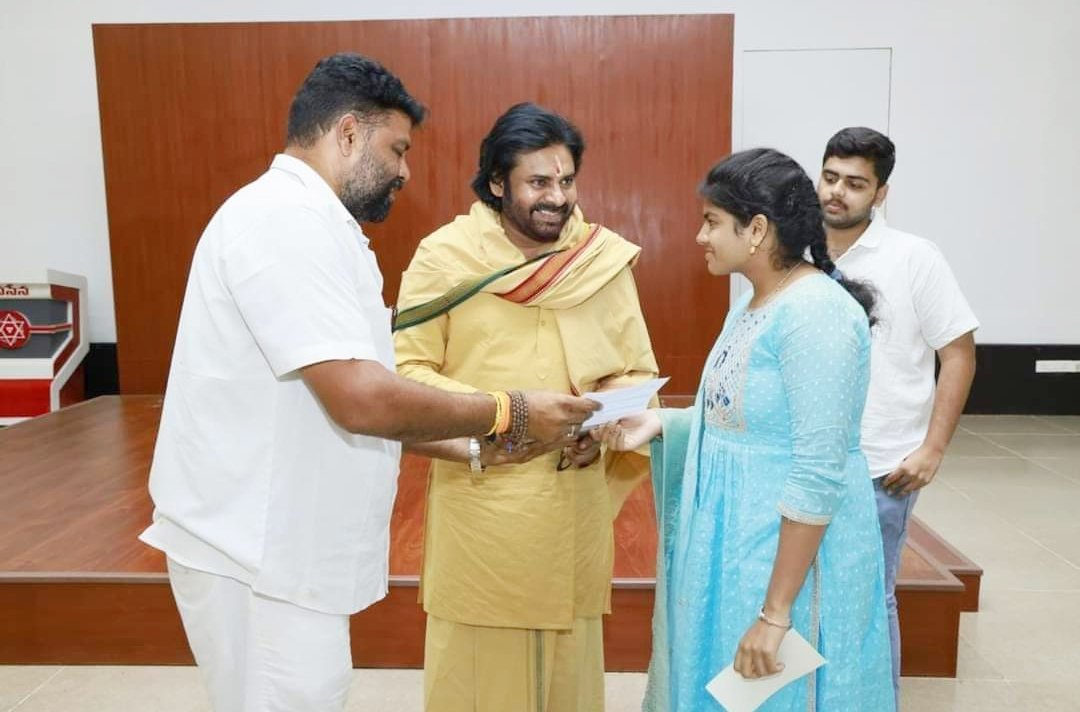 JanaswaramNews's tweet photo. పిఠాపురం నియోజకవర్గానికి చెందిన పేద విద్యార్థిని సత్య జగదీశ్వరి ఎం‌బి‌బి‌ఎస్ సీటు సాధించింది. 

ఆర్థిక సమస్యల మూలంగా తన చదువుకోసం ఇబ్బంది పడుతున్నట్లు శ్రీ పవన్ కళ్యాణ్ గారి దృష్టికి వచ్చింది. తన చదువు కొనసాగించడానికి రూ. 4 లక్షలు ఆర్థిక సాయం అందజేశారు. https://t.co/n7z6XLOqBW