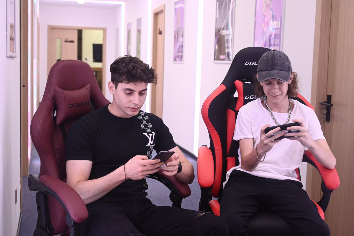 Dowinx_eu's tweet image. 🎮 Gaming is better with friends and Dowinx! 🎮

From epic victories to unforgettable moments, level up your gaming experience together! Tag your gaming buddy and show us your setup! 🎮👯‍♂️

👉 Who would you game with in a Dowinx chair? 
Tag them below!

#gamevibes #dowinx