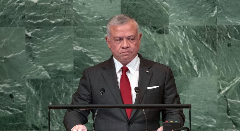 تكلمت فأوجزت. اقسم بمن أحل القسم بأنني فخور ورأسي شامخ وممتن لله عز وجل بانك مليكي وولي امري، بالعامية يارجل يسعد ربك يسعد البطن الي حملك ، سمعت الخطاب ٨ مرات . نسخة لل ignorant