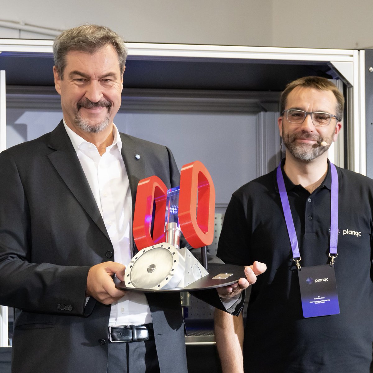 Markus_Soeder's tweet image. Bayern setzt auf #Zukunft: Das bayerische #Hightech-Startup @planqceu aus Garching bei München arbeitet an Quantencomputern. Ein #Quantencomputer ist ein ganzes Orchester an Supercomputern. Damit sind bisher undenkbare Rechenleistungen und eine völlig neue Art von Forschung…