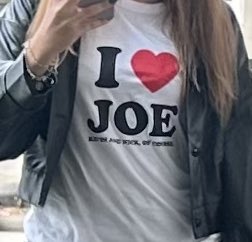 MGiada0's tweet photo. AAA Cercasi video di ieri sera al #ForumAssago di #Milano dei #JonasBrothers al #TheTourMilan 
Ero in seconda fila al lato destro del parterre con maglietta dedicata a Joe (allego foto).
Verso la fine #JoeJonas si è accorto e mi chiedevo se qualcuno avesse filmato la reaction 🥹 https://t.co/Rq1YbASiiZ