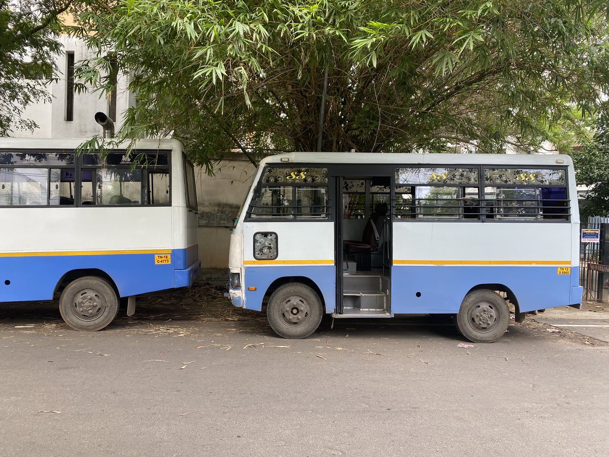 superflyTNT9's tweet photo. @ChennaiTraffic parking in front of gate in no parking zone. Unable to navigate properly. Kindly send daily patrol. Location - PV Cherian Crescent/Victoria Crescent https://t.co/3IXzTmzEmt