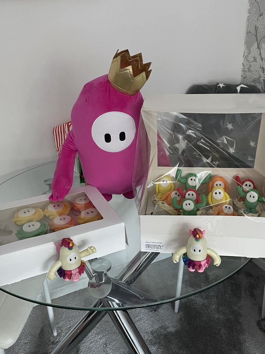 EllisPEaton's tweet photo. HBD to me 🎈 @FallGuysGame #FallGuys #cupcakes https://t.co/QSUINt5Fdb