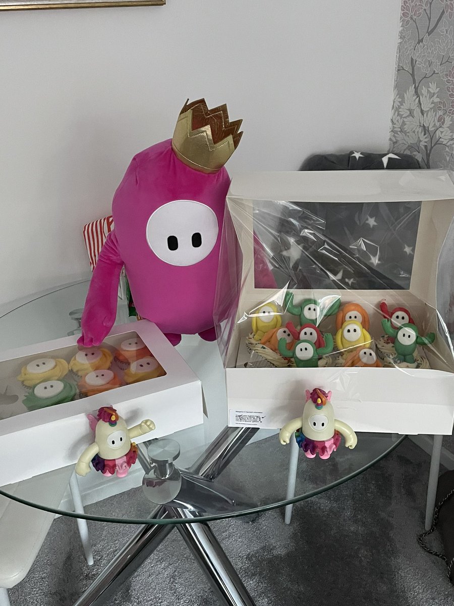 EllisPEaton's tweet photo. HBD to me 🎈 @FallGuysGame #FallGuys #cupcakes https://t.co/QSUINt5Fdb