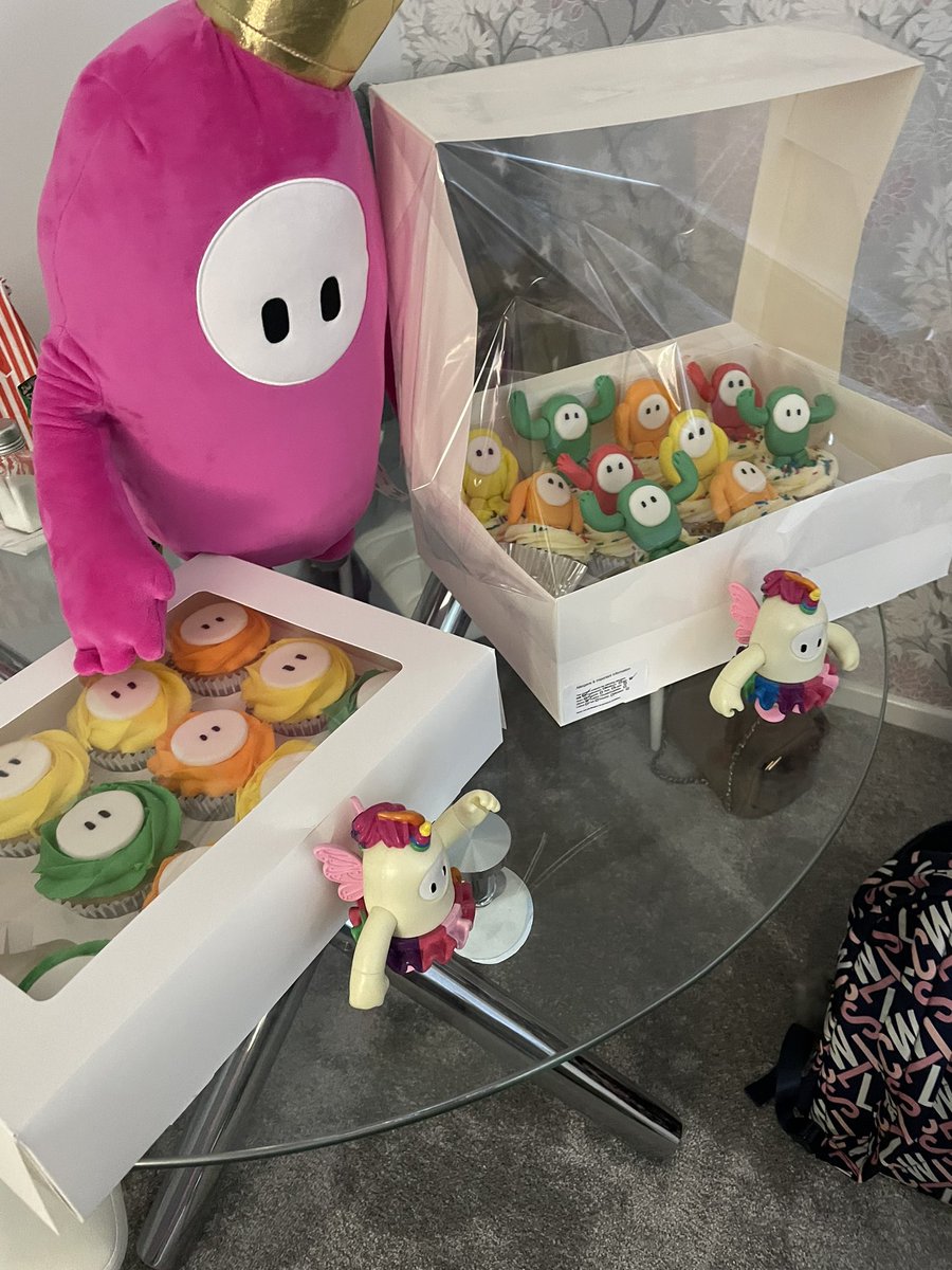 EllisPEaton's tweet photo. HBD to me 🎈 @FallGuysGame #FallGuys #cupcakes https://t.co/QSUINt5Fdb