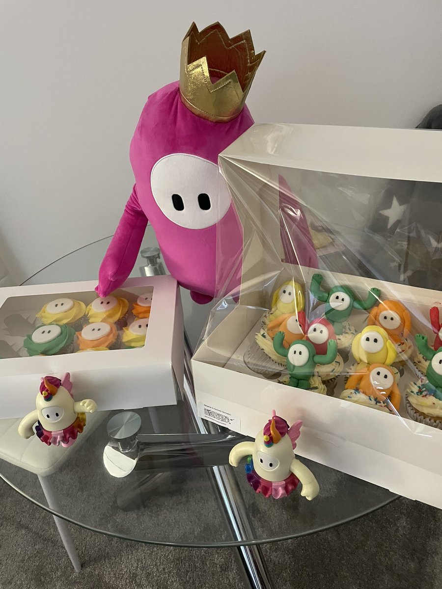 EllisPEaton's tweet photo. HBD to me 🎈 @FallGuysGame #FallGuys #cupcakes https://t.co/QSUINt5Fdb