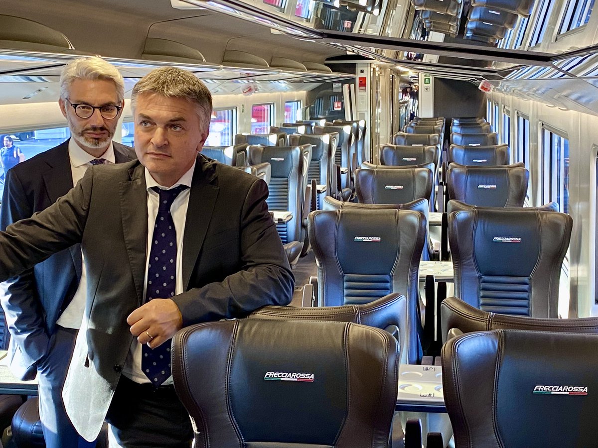 edorixi's tweet photo. Benvenuto #Frecciarossa1000, gioiello del Made in Italy al 100% presentato a Berlino. Grazie alla sua tecnologia avanzata, ridefinisce gli standard di efficienza e sicurezza del trasporto ferroviario internazionale. Una eccellenza per confort, lusso e prestazioni. https://t.co/VhVqXq50ou