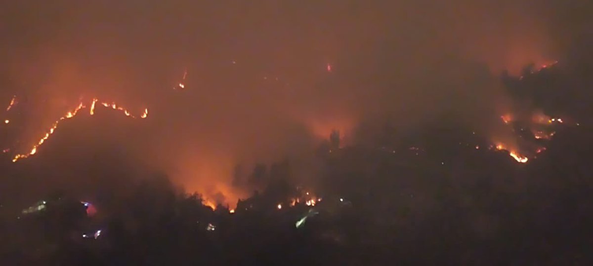 patyastudillo's tweet photo. Anoche vivimos momentos de mucha tensión cuando el incendio de Guapulo llegó a la zona de la González Suárez y alcanzó una vivienda a solo 2 edificios de nuestra casa. Desde nuestra ventana, pudimos captar estas imágenes antes de que tuviéramos que evacuar por seguridad. 1/2 https://t.co/BQffZBsQ8Z