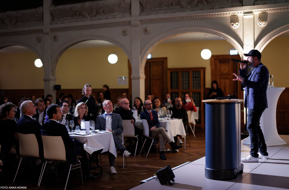 CarstenOvens's tweet photo. „Wer schweigt, stimmt zu!“ Unsere wunderbaren Preisträgerinnen & Preisträger stehen für das Gegenteil. Danke, @c_lindner für eine bewegende Festrede zu den 4. #ELNETAwards. Danke @oezdemir_spd, @gitta_connemann, @DoroBaer, @BadumLisa & @KaiDiekmann für bewegende Laudationes. https://t.co/RJ8s7efwjl
