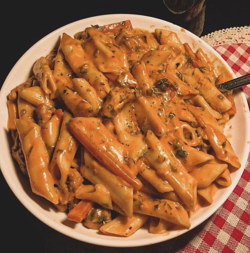 ben makarna insanıyım
sen seversin
sevmezsin
beni ilgilendirmez