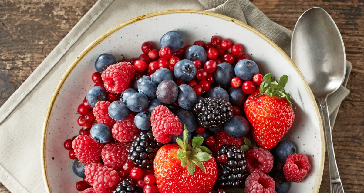 WebMD's tweet photo. Berries offer a lot of nutrition in a small, sweet package. Discover health benefits you may get when you treat yourself to a bowl of these little fruits. https://t.co/AaXKSZxiwr https://t.co/FbGlboYNlb