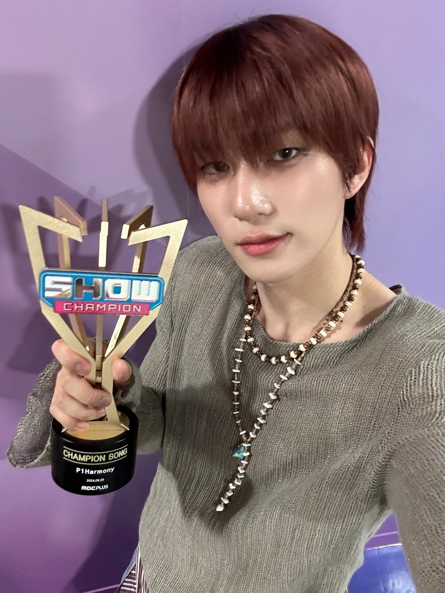 P1H_members's tweet photo. 피스 여러분! 어제 더쇼에 이어 쇼챔에서 벌써 상을 2개나 받았어요.. 정말 감사합니다!! 이런 소중한 추억 많이 만들어요😆😆

#P1Harmony #THEO https://t.co/lbtTR0kltI