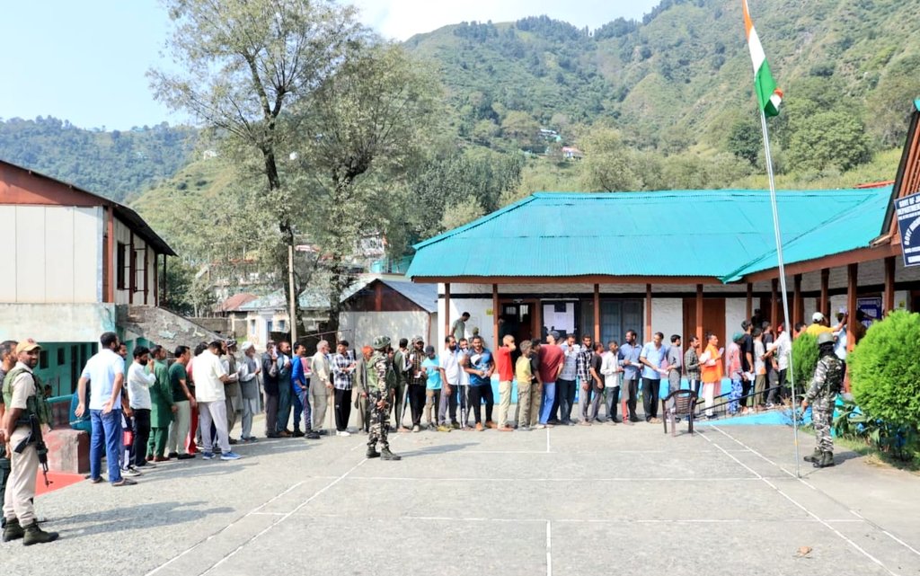 SSB_INDIA's tweet image. #SSB troops are committed to ensure free and fair election process &amp;amp; extending #Helpinghands to empower the PWD &amp;amp; elderly voters to ensure the Right to Vote during the #2ndPhase of #AssemblyElection24 in J&amp;amp;K.

@HMOIndia @PIBHomeAffairs @ECISVEEP @ANI @rajivkumarec
