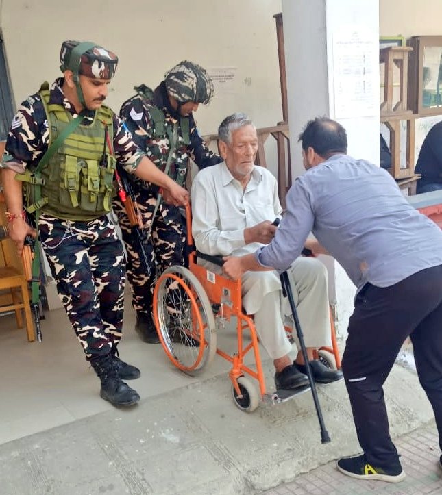SSB_INDIA's tweet image. #SSB troops are committed to ensure free and fair election process &amp;amp; extending #Helpinghands to empower the PWD &amp;amp; elderly voters to ensure the Right to Vote during the #2ndPhase of #AssemblyElection24 in J&amp;amp;K.

@HMOIndia @PIBHomeAffairs @ECISVEEP @ANI @rajivkumarec