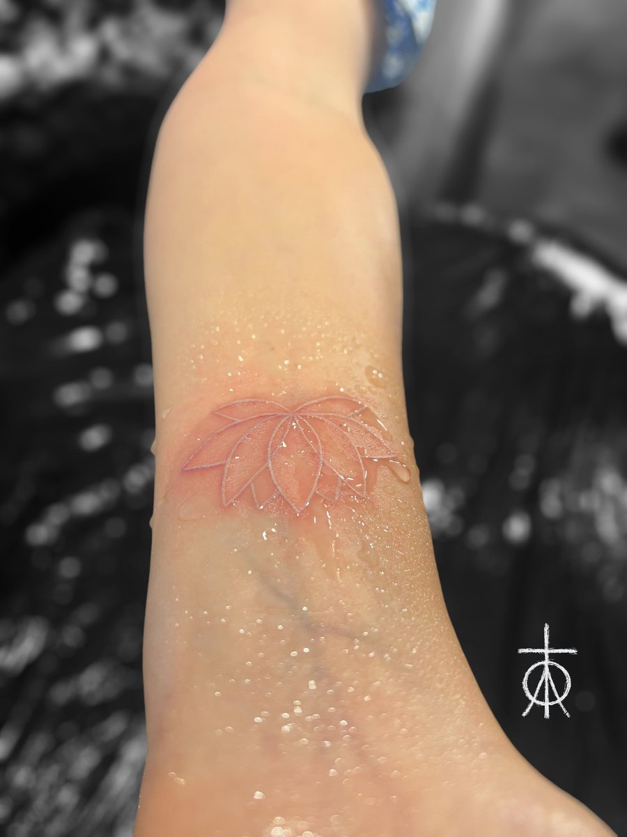 Ascetictattoo's tweet photo. White Lotus Tattoo in white ink #finelinetattoo #whiteink #femininetattoo #meaningfulltattoo #spiritualtattoo #finelinetattooartist #claudiafedorovici #ascetictattoo #tattooartistsamsterdam #tempesttattooamsterdam https://t.co/jtpAzNVzAF