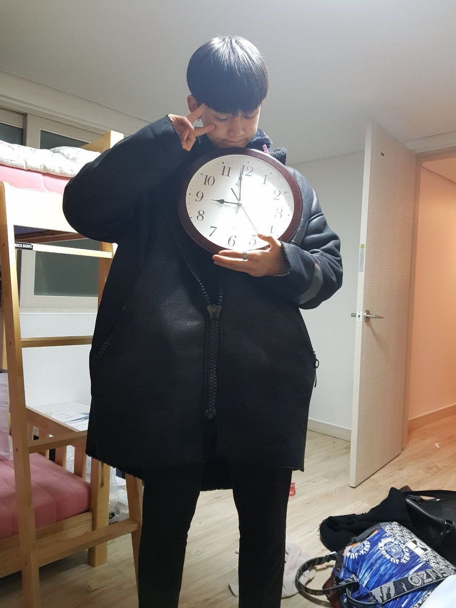 Myfivestar304's tweet photo. 나 연준이 이 과사 좋아함ㅜ
통금 9시였는데 딱 맞게 와서 시계랑 사진 찍���거ㅋㅋㅋㅋ너무 순수하게 귀여워..😭 https://t.co/nNbPnes1Hg
