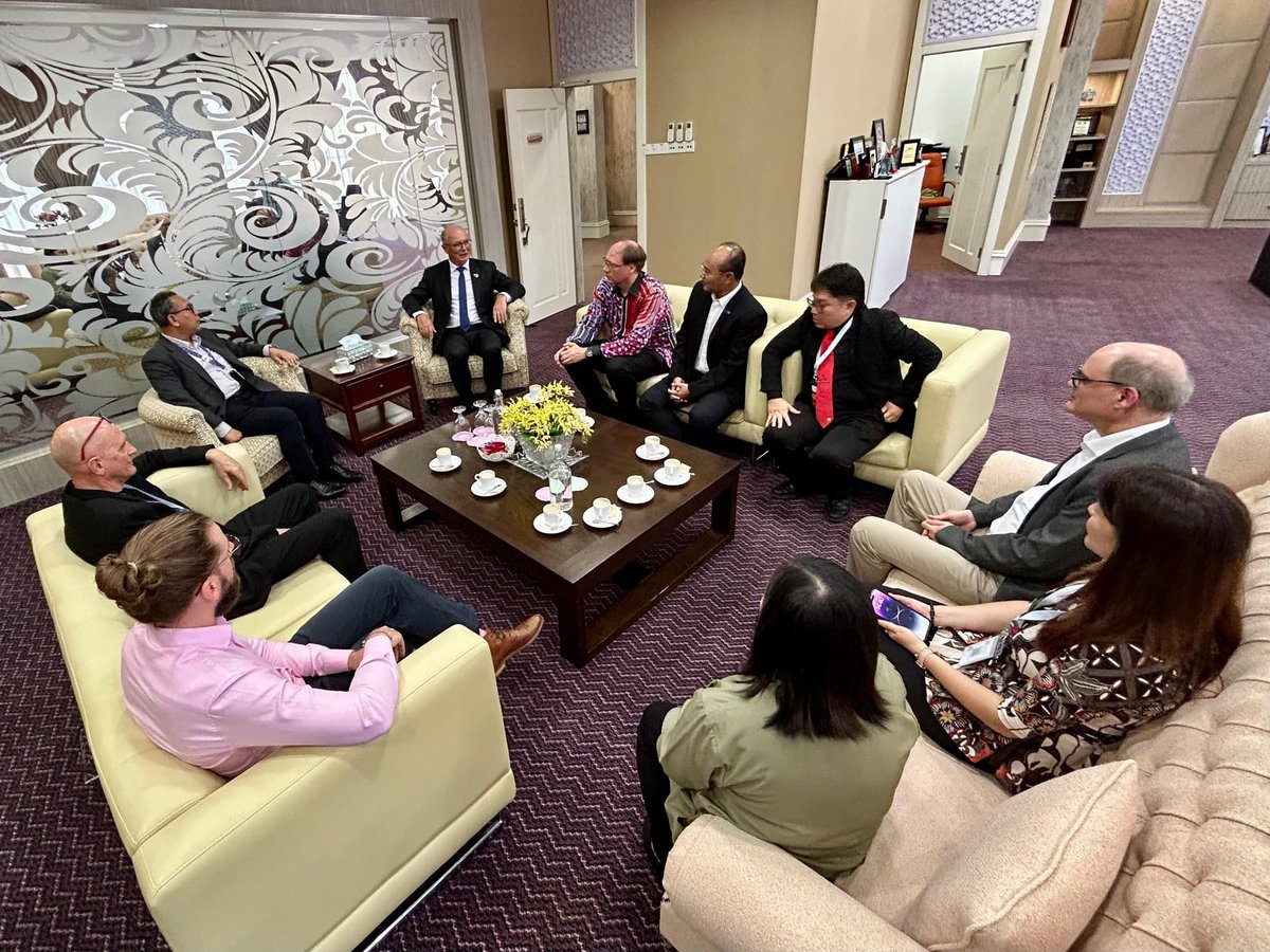 EU in Malaysia (@euinmalaysia) on Twitter photo Together with H.E. <a href="/PeterVanAcker2/">Peter Van Acker</a>, Ambassador of Belgium to Malaysia, representatives of several EU Higher Education institutions paid a courtesy call on Prof. Ts. Dr. Mohd Zamri Ibrahim, Vice Chancellor of Universiti Malaysia Terengganu. 🇪🇺🤝🇲🇾 <a href="/UMT_Official/">OfficialUMT</a> <a href="/BelgiumMalaysia/">Embassy of Belgium in Malaysia</a> Together with H.E. <a href="/PeterVanAcker2/">Peter Van Acker</a>, Ambassador of Belgium to Malaysia, representatives of several EU Higher Education institutions paid a courtesy call on Prof. Ts. Dr. Mohd Zamri Ibrahim, Vice Chancellor of Universiti Malaysia Terengganu. 🇪🇺🤝🇲🇾 <a href="/UMT_Official/">OfficialUMT</a> <a href="/BelgiumMalaysia/">Embassy of Belgium in Malaysia</a>