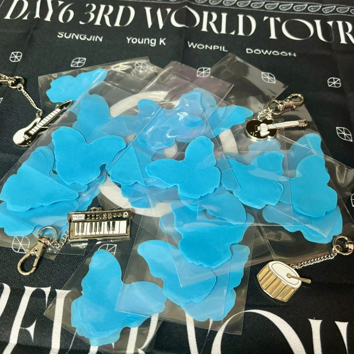 #rt 이벤트
나비 컨페티(5-6장) 나눔합니다🦋

🐻 조건-데사맥 마이데이라면 다 돼요🩵
🦊 단, 준등기비 부담 가능하신 분만 참여해주세요!
🐰 종이가 워낙 얇아서 구김, 접힘이 있을 수 있어요!
🐶 총 20분 뽑을 예정이고 당발은 10/1 예정!!