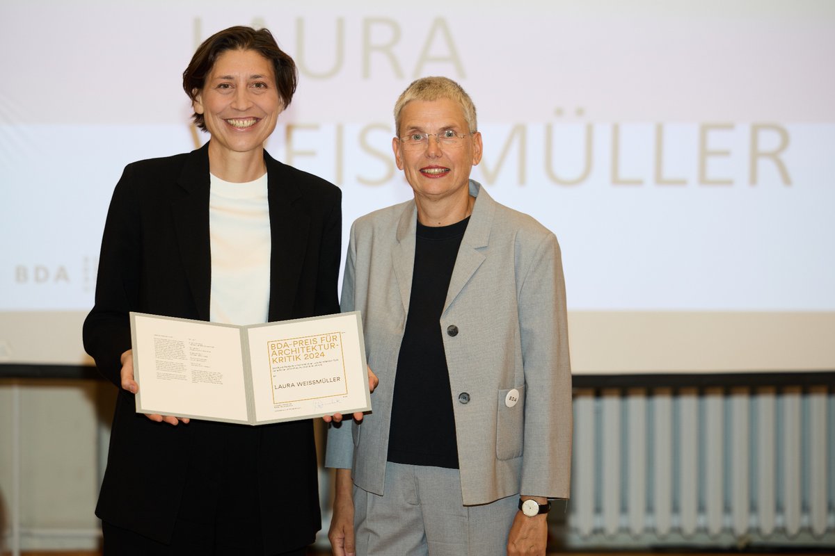Laura Weissmueller (@l_weissmueller) on Twitter photo Große Ehre: Ich freue mich wirklich sehr über den BDA-Preis für Architekturkritik. Die Preisverleihung in Schwerin hat mich glücklich gemacht. Vielen Dank auch für die schönen Fotos von Oliver Borchert @BDABund <a href="/BDABayern/">BDA Bayern</a> <a href="/SZ/">Süddeutsche Zeitung</a> Große Ehre: Ich freue mich wirklich sehr über den BDA-Preis für Architekturkritik. Die Preisverleihung in Schwerin hat mich glücklich gemacht. Vielen Dank auch für die schönen Fotos von Oliver Borchert @BDABund <a href="/BDABayern/">BDA Bayern</a> <a href="/SZ/">Süddeutsche Zeitung</a>