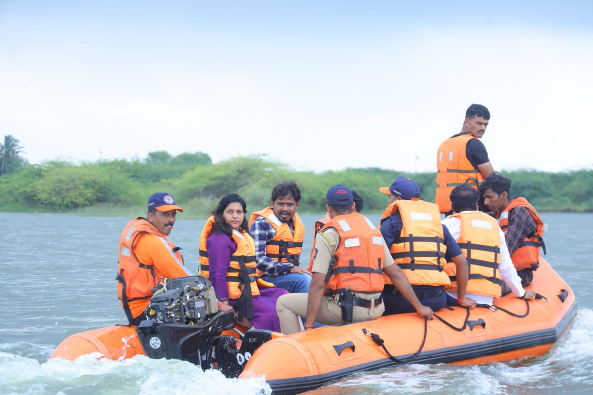 एनडीआरएफ पथकामार्फत नागझरी येथे आयोजित शोध व बचाव प्रशिक्षणाला जिल्हाधिकारी <a href="/Iasvarshathakur/">Varsha Thakur - Ghuge (IAS)</a> यांनी भेट दिली. जिल्ह्यात जिल्ह्यात 18 ते 30 सप्टेंबर 2024 या कालावधीत एनडीआरएफ पथकाद्वारे पूर परिस्थितीमध्ये शोध व बचाव कार्याबाबत स्थानिकांना प्रशिक्षण देण्यात येत आहे.