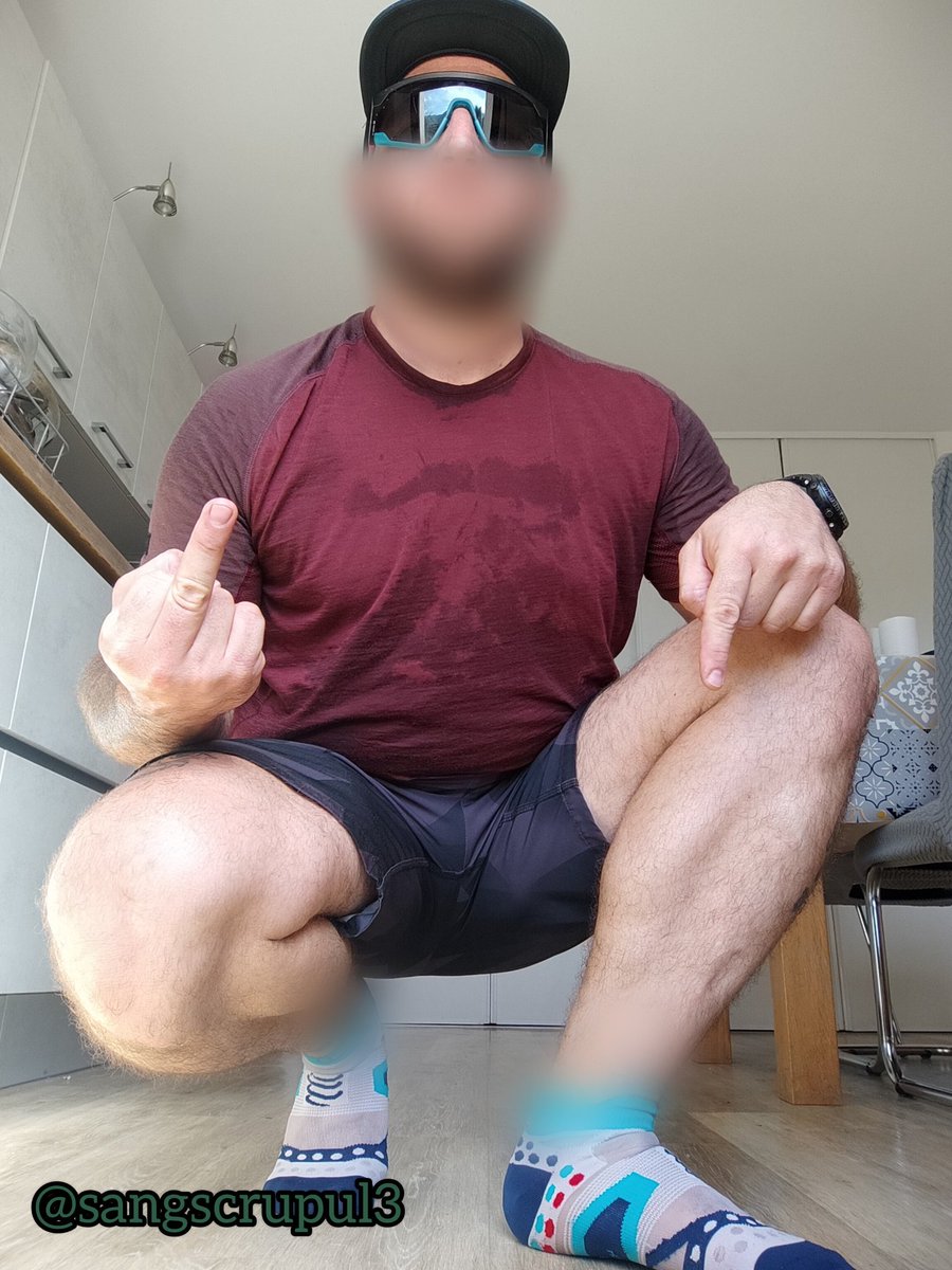 SangScrupul3's tweet photo. Après un bon trail, venez lécher mes pieds !!!! https://t.co/pZkUYobJCU
