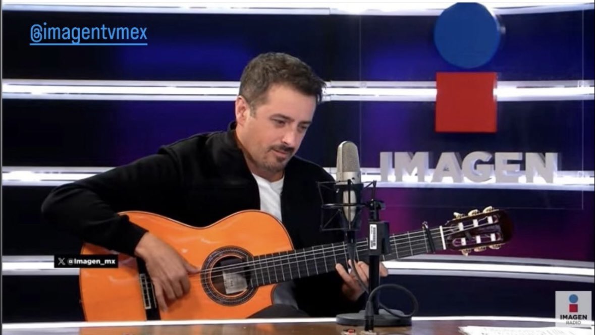 🍷🎶 GUITARWINE EN MÉXICO 🍷🎶

🎸 La andadura de Raúl Olivar <a href="/raul_olivar/">Raul Olivar</a> y su guitarra por tierras mexicanas arrancó ayer en la capital del país, Ciudad de México. El autor del GuitarWine empezó el tour de promoción en el plató y estudio de Heraldo Televisión y Radio y el de