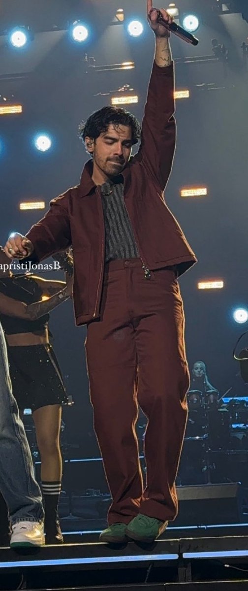 joe_jonaswife's tweet image. Yes YESTERDAY  ME AND MY BABE @joejonas wore SAME COLOR BURGENDY RED ❤️🥰 

#MATCHINGCOUPLE 

Plz wear that OUTFIT AGAIN 🥰