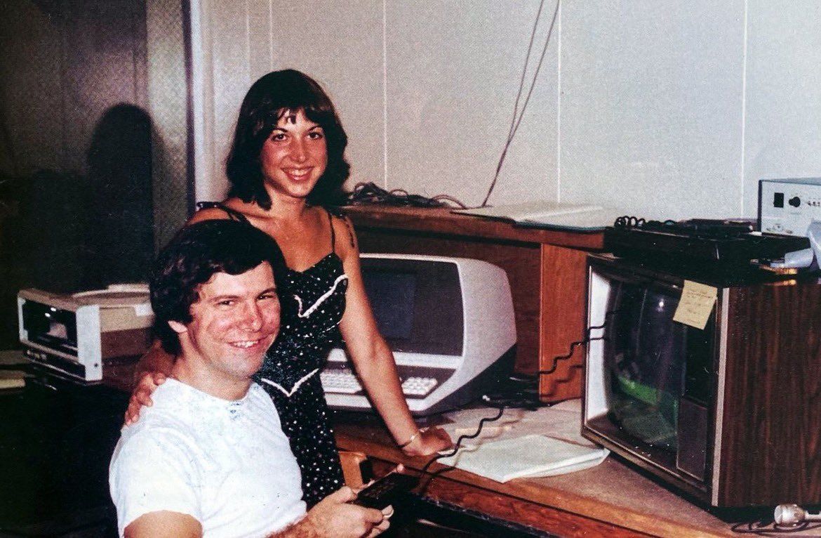 Bitcoin_Teddy's tweet photo. "If you want to change the world, don't protest. Write code!" #Bitcoin   
- Hal Finney, 1994 🔥 https://t.co/rdJE1ghKJT