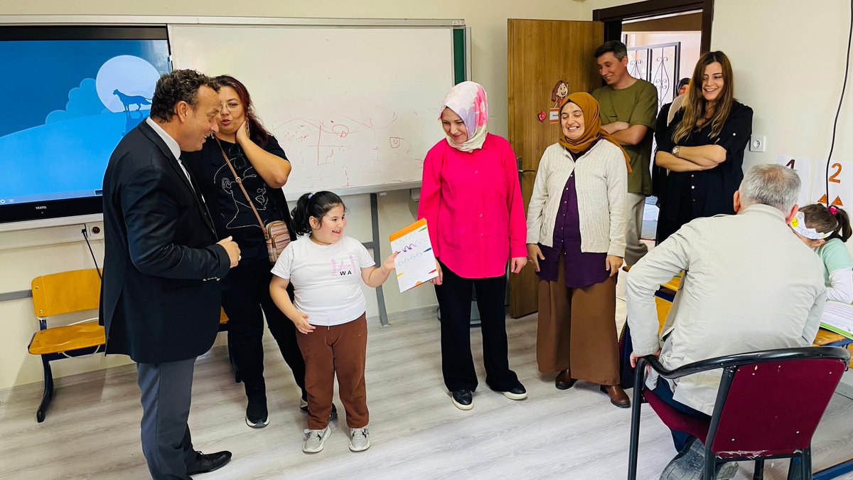 asarcikmem's tweet photo. İlçe Milli Eğitim Müdürümüz  Sn. Mustafa ÖZDİL, Şube Müdürümüz Sn. Fahri ER Atatürk İlkokulu'nu ziyaret ederek öğrencilerle sohbet edip, öğretmenlerle "Türkiye Yüzyılı Maarif Modeli" ile ilgili değerlendirmelerde bulundular.@tcmeb @samsunmem @MustafaZDL4 https://t.co/QjgNVHZmYD
