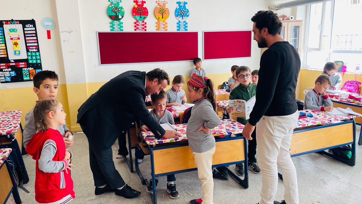 asarcikmem's tweet photo. İlçe Milli Eğitim Müdürümüz  Sn. Mustafa ÖZDİL, Şube Müdürümüz Sn. Fahri ER Atatürk İlkokulu'nu ziyaret ederek öğrencilerle sohbet edip, öğretmenlerle "Türkiye Yüzyılı Maarif Modeli" ile ilgili değerlendirmelerde bulundular.@tcmeb @samsunmem @MustafaZDL4 https://t.co/QjgNVHZmYD