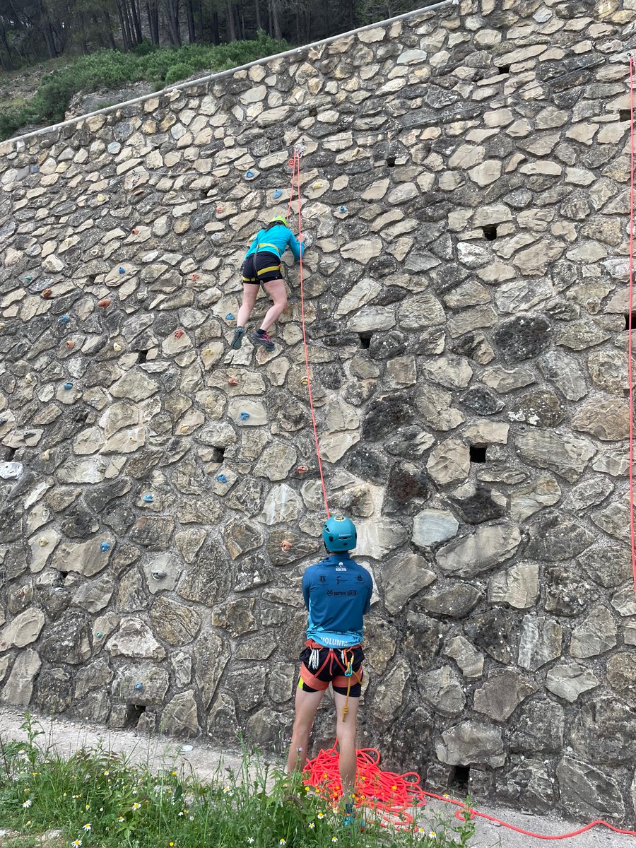 Día de escalada 🧗🏻‍♂️

¡Hoy nuestros visitantes nos han pedido una sesión doble de escalada! Son pequeños aficionados de este increíble deporte que buscan perfeccionar su técnica en la escalada deportiva.

¿Y tú? ¿Has probado ya la escalada?

📞643 08 83 39
🌐cazorlaparqueaventura.com