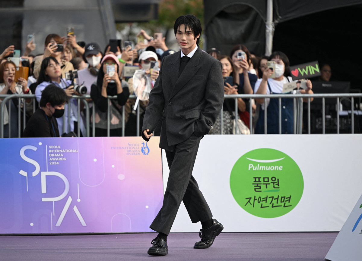 SiamrathNews24's tweet photo. ฮอตเกินต้าน!! “วิน เมธวิน” ปรากฏตัวบนพรมแดงในงานประกาศรางวัล Seoul International Drama Awards ที่กรุงโซล ทั้งนี้ยังได้รับรางวัล “Outstanding Asian Star” ในงานอีกด้วย
#SDA2024xWinMetawin #winmetawin #OutstandingAsianStar #SDA2024 #winmetawin #วินเมธวิน https://t.co/wi2jmTrUzm