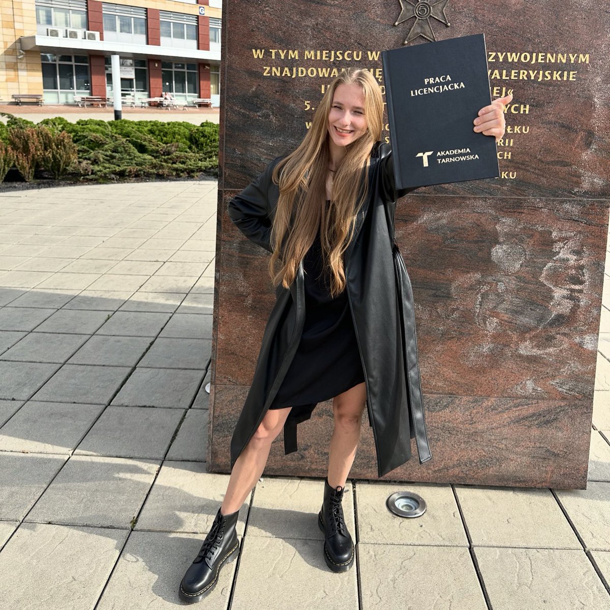 Pani licencjat 👩‍🏫🙇🏼‍♀️
Jeden rozdział zakończony🥳
#finishuniversity🎓 #university #studentlife #thesis #firstdegree