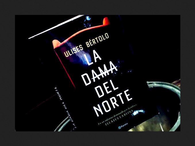 Una novela con adicción y una pulsión propia de los hechos que se relatan basados en una vida real. Historia fascinante de una mujer líder en el mundo de la droga, narrada con el estilo propio de su autor.
<a href="/ulisesbertolo/">ulises bértolo</a> <a href="/Planetadelibros/">PlanetadeLibros</a> <a href="/edit_planeta/">Editorial Planeta</a> #ladamadelnorte