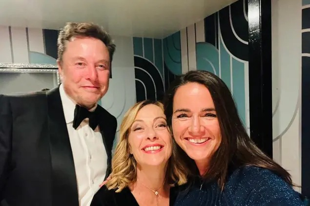 marcofurfaro's tweet photo. Al centro, la donna del popolo, quella della "famiglia tradizionale" e de "i bambini non si toccano".

A sinistra, Elon Musk. In Italia, grazie alle leggi Meloni, sarebbe in galera per aver fatto due figli con maternità surrogata e per uso continuo di droghe, leggere e pesanti. Non solo. Ama talmente tanto i valori tradizionali, i bambini e la famiglia, che è padrone di un social dove è permessa la pornografia e dove gira anche pedopornografia.

A destra, Katalin Novák. Era una fedelissima di Orbán, ministra della Famiglia Tradizionale. Cacciata persino dall'autocrate ungherese, perché nell’aprile 2023, contestualmente con la visita del Papa a Budapest, concesse la grazia presidenziale al vicedirettore dell’orfanotrofio di Bicske. Uno schifo di uomo che aveva cercato di coprire gli abusi pedofili, arrivando a forzare i bambini a prestare falsa testimonianza.

Gli amici di Giorgia Meloni, Presidente del Consiglio dell'Italia: drogati, pedofili, corrotti.

Uno schifo indicibile, ci stanno facendo vergognare in tutto il mondo.