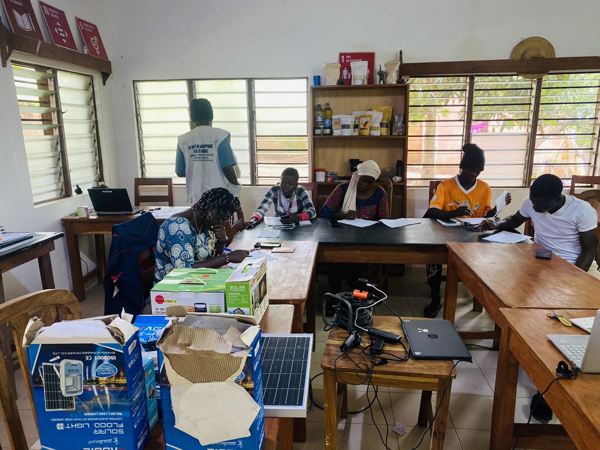 Du 17 au 21 sept. 2024, nous avons formé des jeunes de Natitingou sur les systèmes solaires, la production de biocharbon et l’entrepreneuriat.