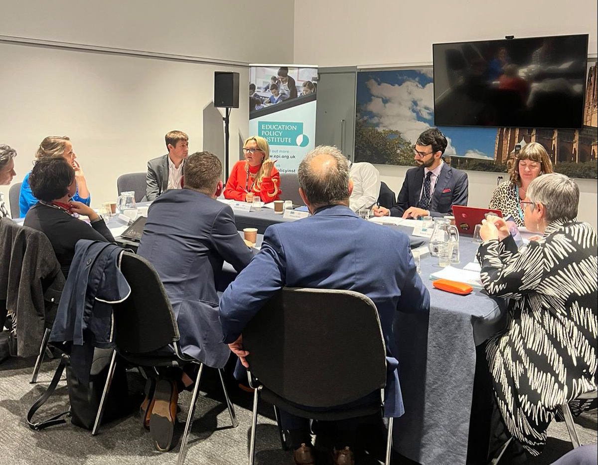 AmandaMartinMP's tweet photo. Teacher recruitment and retention is one of the most pressing issues facing the education system. Good to join leaders from across the sector and the new Schools Minister @CMcKinnellMP at the Policy Institute and @NEUnion Roundtable. https://t.co/IlYG01ZQBr