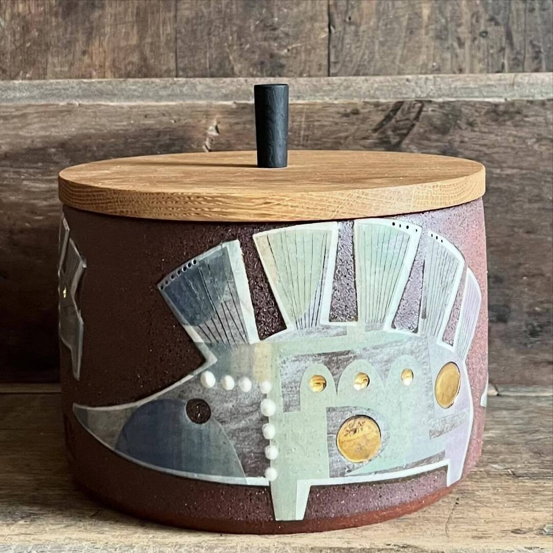 dreyworkshop's tweet photo. Oh I love a hedgehog, and they need our help. 
Our wedding cake was decorated with icing hedgehogs made by Gregor’s mum 💚
This jar with oak lid is in our website shop. 
@thehedgehogsociety 

@thehedgehogsociety 

#hedgehog
#ceramic
#illustration
#folkar… https://t.co/t7HDqb9L4P https://t.co/KyCki4WJ5V