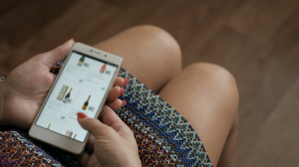 debayan2526's tweet photo. For #Wineries thinking online wine sales, certified sommelier Michael Juergens, explains what it takes to succeed. #WineTrends https://t.co/C19WILtRkI https://t.co/UIVBJZMZNg