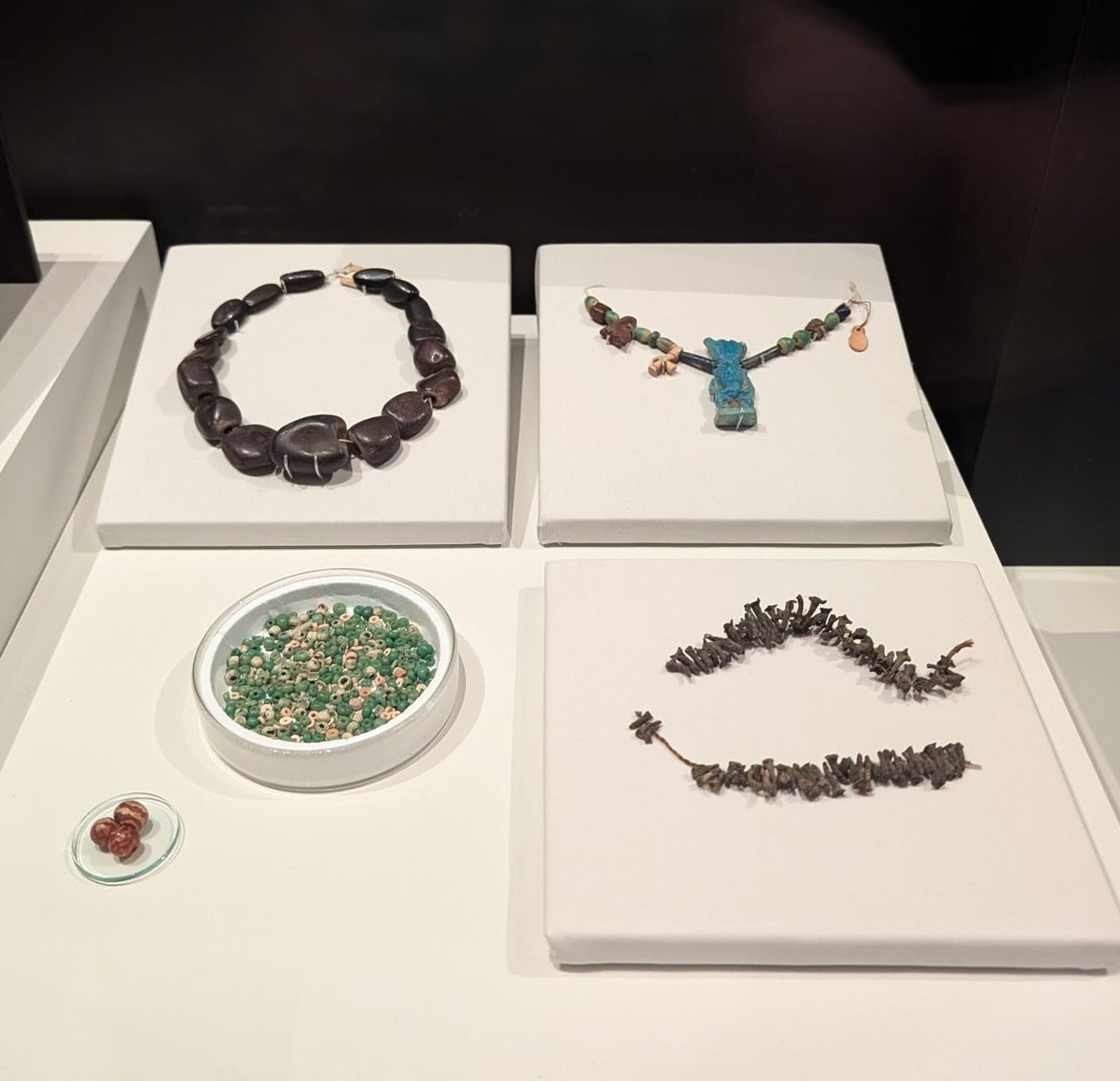 Lisa_Randisi's tweet photo. Inspiring opening to the #SilkRoads exhibition at the @britishmuseum last night. Starring small beads with big stories from the @PetrieMuseEgypt! https://t.co/oEgqNfSiCl