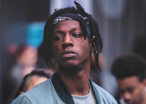 Mizaistom_7's tweet photo. 「USラッパーざっくり紹介 Vol. 9 "Joey Bada$$"」
Joey Bada$$、本名Jo-Vaughn Virginie Scottは、1995年1月20日にニューヨーク・ブルックリンのイーストフラットブッシュで生まれた。彼の家族はカリブ海地域にルーツを持ち、母親はセントルシア出身、父親はジャマイカ出身という移民背景を持つ。Joeyはアメリカで生まれた最初の家族の一員であり、幼少期から文学や詩に強い関心を抱いていた。この関心は彼がわずか11歳の時に詩や歌詞を書き始めるきっかけとなった。

Joeyが成長したフラットブッシュは、音楽や文化が混ざり合う場所だった。ヒップホップが日常の一部であり、彼の周囲には常にリズムとビートが流れていた。彼は少年時代、NasやWu-Tang Clanといったレジェンドから多大な影響を受け、その影響は後の彼の作品に反映されることになる。家族はJoeyのクリエイティブな才能を認め、彼の音楽や詩の活動をサポートした。

ラップとの出会い
Joeyが通っていたエドワード・R・マロー高校は、俳優やアーティストを支援することで有名だった。彼は当初、俳優としてのキャリアを夢見ていたが、学校の友人たちがフリースタイルラップを披露する姿に触発され、ラップにのめり込んでいく。彼はもともと詩の才能があり、その延長で自然とラップを始めるようになった。15歳の頃には、彼のラップのスキルが仲間内で認められ、彼は自ら「JayOhVee」と名乗って活動を始める​。

Joeyのラップキャリアの重要な転機は、彼が友人たちと結成したヒップホップグループ「Pro Era」にあった。彼と仲間のCapital Steez、Powers Pleasantは、地元ブルックリンでラップを通じて自分たちの声を発信するためにこのグループを立ち上げた。「Pro Era」は「Professional Era」の略であり、彼らがプロとして音楽を追求する決意を表していた。彼らはYouTubeにラップビデオ「Survival Tactics」を投稿し、瞬く間にインターネットで注目を集めた。

『Summer Knights』と『B4.DA.$$』
2013年にリリースされたミックステープ『Summer Knights』は、Joey Bada$$の成長と成熟を証明する作品だ。デビュー作『1999』の成功に続いて、このプロジェクトでは彼のライムスキルがさらに洗練され、より深いリリカルな表現が見られる。このミックステープは、仲間でありPro Eraの共同設立者であるCapital Steezが自殺した後に制作されており、その影響は作品全体に色濃く反映されている。特に「# LongLiveSteelo」などのトラックは、Capital Steezに捧げられたもので、Joeyが彼に感じる喪失感やリスペクトがストレートに表現されている。

だが、『Summer Knights』は単なる追悼の作品に留まらない。Joeyはこのミックステープを通じて、ニューヨークのヒップホップシーンにおける「復興者」としての役割を果たす。Statik SelektahやDJ Premier、MF DOOMといったレジェンドプロデューサーとのコラボレーションを通じて、彼の音楽はさらに深みを増し、90年代の「ゴールデンエイジ・ヒップホップ」を現代に蘇らせた。特に「Unorthodox」などの曲では、クラシックなブームバップの要素を新たな解釈で取り入れ、リスナーに新鮮な印象を与えている。

続く2015年、Joeyはデビューアルバム『B4.DA.$$』をリリースし、これが彼のキャリアを飛躍的に押し上げた。このアルバムは彼の20歳の誕生日にリリースされ、全米ビルボード200で5位にランクイン。この作品は、Joeyがアンダーグラウンドシーンからメインストリームへと昇華する重要なステップとなり、彼のリリカルなスキルやヒップホップに対する深い理解が存分に発揮されたプロジェクトだ。

『B4.DA.$$』では、Joeyは90年代のヒップホップから影響を受けつつも、現代のヒップホップリスナーに訴求するサウンドを作り上げた。特に「Big Dusty」や「Christ Conscious」といった楽曲は、彼の卓越したリリカルな技術を示す代表曲となっている。このアルバムを通じてJoeyは、単にリリシストとしてだけでなく、黒人としてアメリカで生きる現実を描くアーティストとしての地位を確立した。彼のメッセージは、特に若者たちに強く響き、彼を単なるラッパーではなく、社会的・文化的な影響力を持つアーティストとして浮上させた。

Joey Bada$$のリリシストとしての評価
Joeyのリリカルさの評価を支えているのは、リズム感とライムの使い方だ。彼は複雑なマルチシラブルライム（多音節の韻）を自然に操り、聴き手にスムーズで洗練されたフロウを提供する。たとえば、「Land of the Free」などでは、各ヴァースごとにライムパターンを変化させ、曲全体に独自のリズムを与えている。Joeyは、90年代の「ゴールデンエイジ・ヒップホップ」にルーツを持ちながらも、現代的な感覚とメッセージを融合させたスタイルを併せ持つラッパーだ。

巧みなストーリーテリング
Joeyのリリックは単なる韻やフロウを超え、物語を紡ぐ力に溢れている。彼の曲の多くは、自分自身の人生経験や、社会的な問題に対する深い洞察をベースにしており、リスナーを引き込む力を持っている。例えば、「Righteous Minds」では、貧困や不平等、暴力といったテーマを織り交ぜながら、複雑な感情を表現している。この楽曲は、テクニカルなライムスキームと、感情的な重みを兼ね備えた見事なリリックが際立っており、Joeyのリリシストとしての能力を象徴する楽曲の一つと言える​。

また、「Big Dusty」では、Joeyが多層的な韻を巧みに操り、聴く者にビジュアル的なイメージを喚起させる。彼のリリックは、個人的な葛藤や社会的なプレッシャーを反映しており、音楽を通じて深いメッセージを伝える力を持っている。この曲は、彼がいかに感情や物語をリリックに落とし込むかというスキルを示しており、彼のラップがただの技術ではなく、アートであることを証明している。

政治的メッセージとリリカルなアプローチ
Joey Bada$$の作品の中で特に注目されるのが、彼の社会的・政治的なメッセージだ。例えば、「Land of the Free」では、アメリカにおける人種差別や政治的腐敗に対する批判を強く打ち出している。彼はリリックの中で「アメリカの自由の土地」がいかに虚偽であるかを鋭く指摘し、聴衆に対して行動を促す。この楽曲では、多層的なライムスキームやリズムパターンが巧みに使われており、Joeyのリリカルなアプローチが政治的メッセージをより一層強調している​。

彼のリリシズムは、社会的な問題に対しても常に鋭く、聴く者に対して深く考えさせる力を持っている。Joeyは、黒人コミュニティが直面する困難や、アメリカにおけるシステムの不正に対する強いメッセージを込めた楽曲を次々とリリースし、彼のラップが単なるエンターテイメントを超えた、社会的なインパクトを持つものであることを証明している。

最近の活動と今後の展望
Joey Bada$$は近年、音楽と演技の両面で大きな成功を収めており、俳優としてもラッパーとしてもそのキャリアを拡大し続けている。特に2021年に公開された短編映画『Two Distant Strangers』での主演が注目を集め、この作品は第93回アカデミー賞で最優秀短編映画賞を受賞。警察の暴力に直面する黒人男性を描いたストーリーで、社会的なメッセージが強い作品であり、Joeyの演技は高く評価された。

俳優業としては、この映画だけでなく、テレビシリーズ『Mr. Robot』での役柄や『Power Book III: Raising Kanan』でのUnique役など、多くの作品で彼の存在感を発揮している。また、2021年にはテレビシリーズ『Wu-Tang: An American Saga』でInspectah Deckを演じるなど、演技の幅も広げている。彼の演技キャリアは、音楽業界での成功に支えられた形で広がり続け、今後も俳優としての活躍が期待されている。

一方で、音楽面でもJoeyの活動は活発だ。2022年にはアルバム『2000』をリリースし、批評家やファンから再び高い評価を得た。このアルバムは彼のミックステープ『1999』の続編的な位置づけであり、10年のキャリアを経て大人になったJoeyの視点が反映されている。『2000』では、過去と現在の自分を見つめ直しながらも、社会的なメッセージも含まれており、特に「Survivor’s Guilt」では友人であり共にPro Eraを立ち上げたCapital Steezへの追悼が描かれている。

Joeyはまた、ニューヨーク大学のClive Davis Institute of Recorded Musicでアーティスト・イン・レジデンスに選ばれ、若い世代に向けて自らの経験を伝え、音楽やエンターテインメント業界でのキャリアを築く手助けをしている。彼は、自分自身がクリエイティブであることの重要性と、コミュニティに対する貢献を強調しており、今後も音楽と演技、そして社会的活動の両方で多面的なキャリアを築いていくことが予想される。

Joey Bada$$は、ニューヨークのアンダーグラウンドシーンから世界的なアーティストへと成長し、今後もその影響力を拡大していくことが期待されている。音楽と俳優業、さらには社会問題への取り組みと、多様な才能を活かしながらさらなる進化を遂げるだろう。

おすすめ3曲
1. Christ Conscious
この曲は、Joey Bada$$が自身のキャリアの中で「最も完成度が高い」と称する一曲。リリックの深さと、ポップカルチャーの参照を使った巧妙な表現が特徴で、彼のリリカルスキルの全てが詰め込まれている。曲中では、彼が神のようなレベルに達することを目指しているというテーマが展開されており、そのエネルギーと進化がリスナーに伝わる。Joeyは自らの「最終形態」に近づく過程をラップで描いており、この曲はそのターニングポイントともいえる。

2. Paper Trail$
J物質的な成功と精神的な成長の葛藤をテーマにしたトラック。彼が社会で成功を収めるためにお金が必要である一方で、それが自分自身に悪影響を及ぼしていると感じている様子が描かれている。リリックでは、成功を手に入れた彼がそれによって失うものや、かつての自分とは異なる人間に変わりつつあることへの自覚が表現されている。この曲は、彼のキャリアと人生の二面性を見事に表現している。

3. Land of the Free
『ALL-AMERIKKKAN BADA$$』に収録されたこの曲は、Joeyの政治的メッセージが詰まった作品。アメリカ社会における人種差別や政治的腐敗に対する鋭い批判がリリックに表れており、彼はリスナーに対して変革を求めるメッセージを発信している。多層的なライムスキームと巧妙なリズムの使い方が、Joeyの卓越したリリカルスキルを際立たせ、ヒップホップファンだけでなく、社会的メッセージを求めるリスナーにも強く響く。