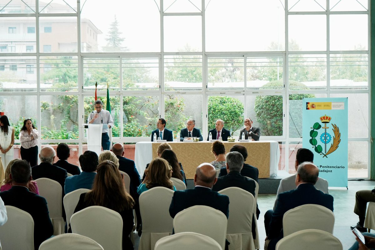 La Secretaría General de Instituciones Penitenciarias le ha concedido al CEPA Abril la medalla de bronce al mérito social penitenciario “por su especial dedicación y por la realización de importantes servicios en el ámbito penitenciario”. 👏🏻