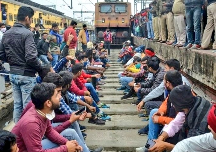aaatankwaadi's tweet photo. युवाओं के लिए एक और लॉलीपॉप.

रेलवे में 3 लाख+ पद खाली पड़े हैं. 2019 के बाद अब वाकेंसी आई. 11588 पदों के लिए.
गैजुएट वैकेंसी =8113
इंटर लेवल वैकेंसी = 3445

रेलवे में फॉर्म भरने वाले छात्र=2 करोड़+

सिर्फ युवा जोश दिखता है, उनके लिए नौकरी नहीं! 

 #RRBNTPC_VACANCY_INCREASE https://t.co/qvOabuBNvM